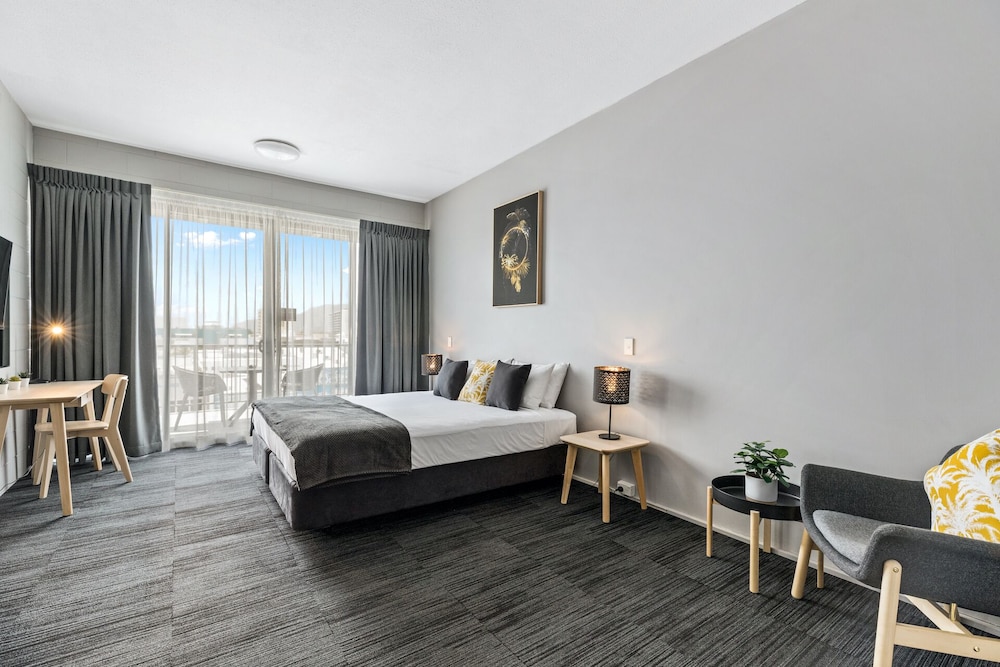 Hotel Deluxe Room - Photo 6