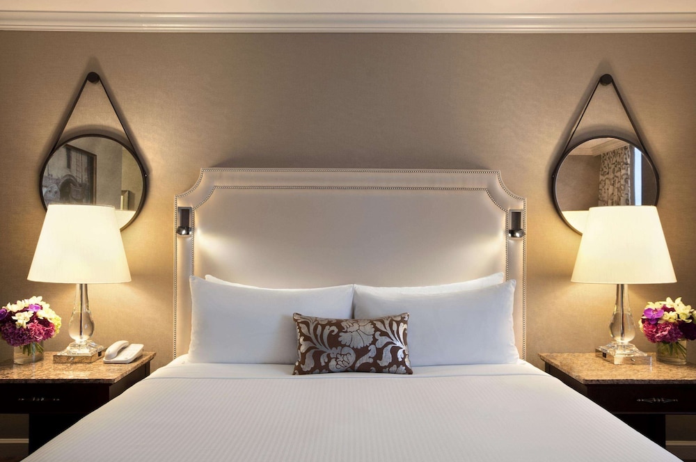 Suite, 1 Bedroom, City View (1 King, Separate Parlour) photo 3