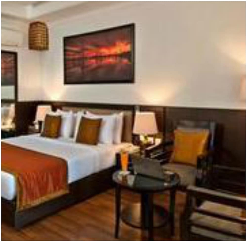 Deluxe Room, 1 Queen Bed (Deluxe Room) photo 2