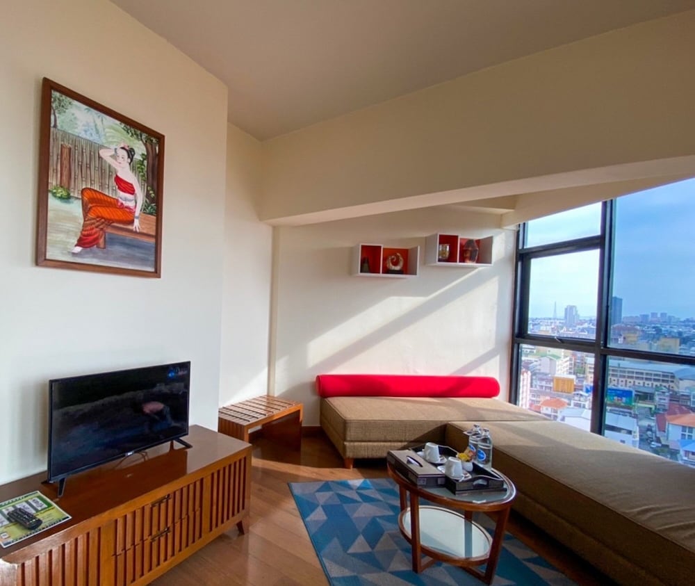 Suite Room - Photo 13