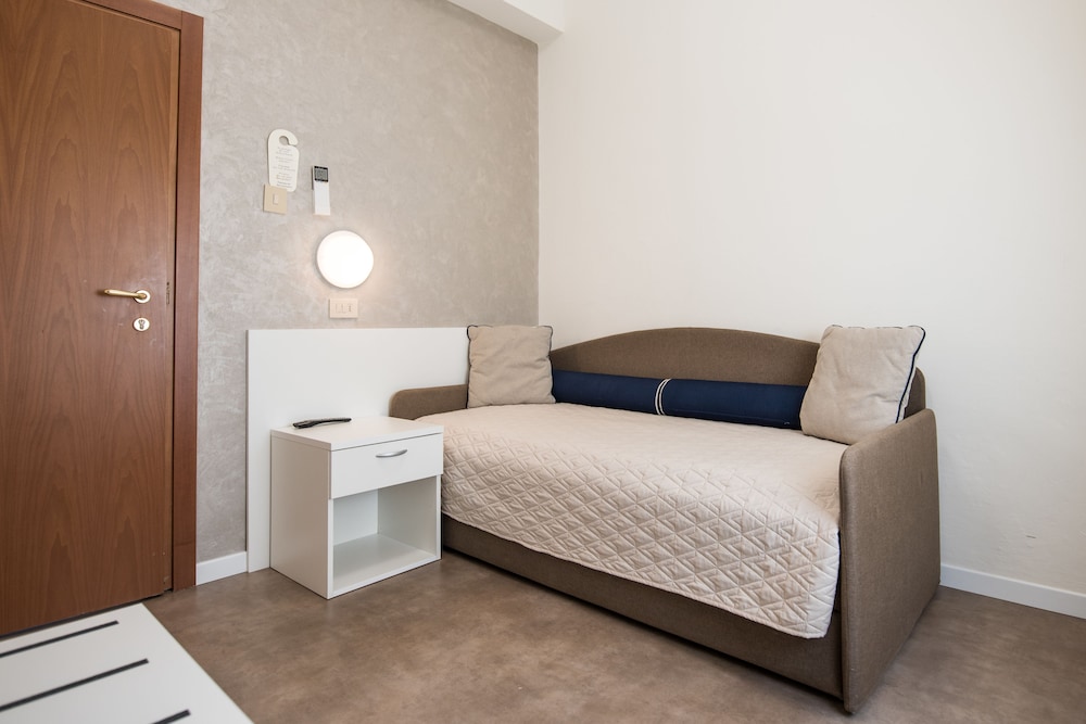 Economy Triple Room photo 2