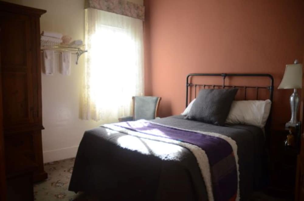 Basic Single Room, 1 Queen Bed, Accessible