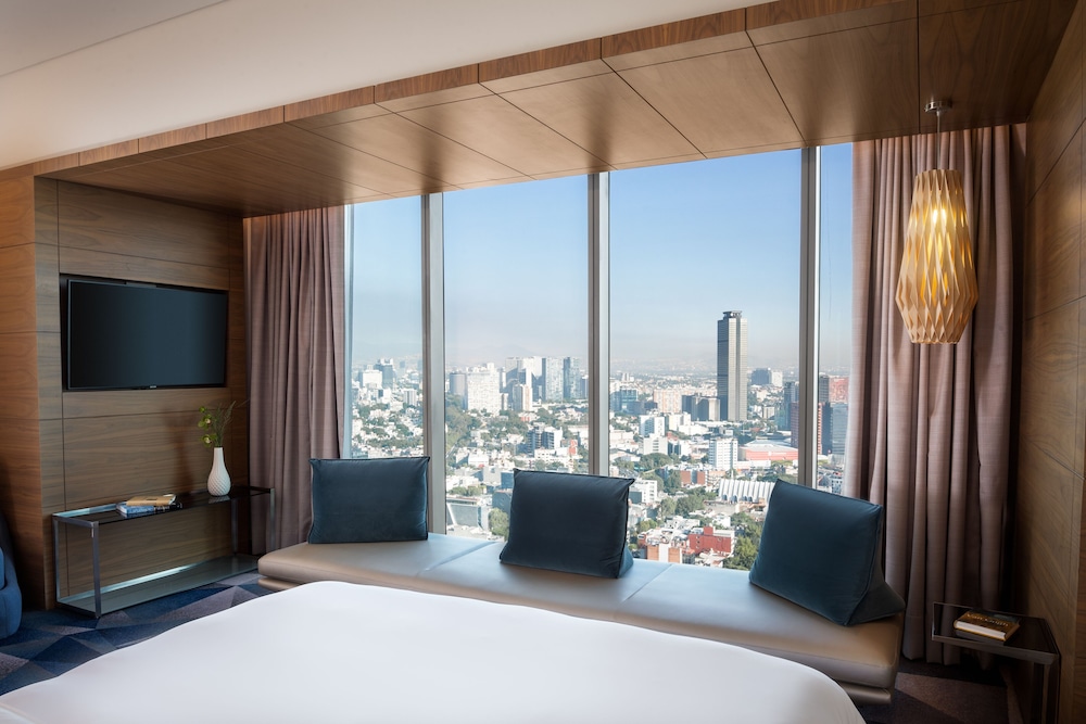Suite, Club Lounge Access, Executive Level (Prestige. Angel of Independence view)