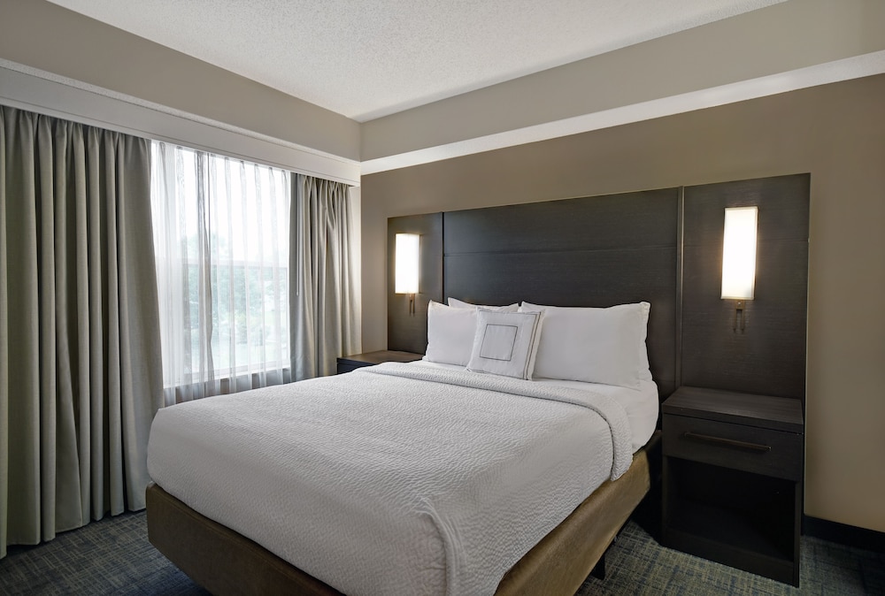 Suite, 2 Bedrooms (Mobility/Hearing Access, Roll-In Shwr) - Photo 2