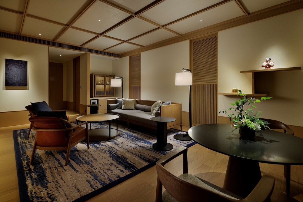 ROKU Suite Room 2 Twin Beds - Photo 1