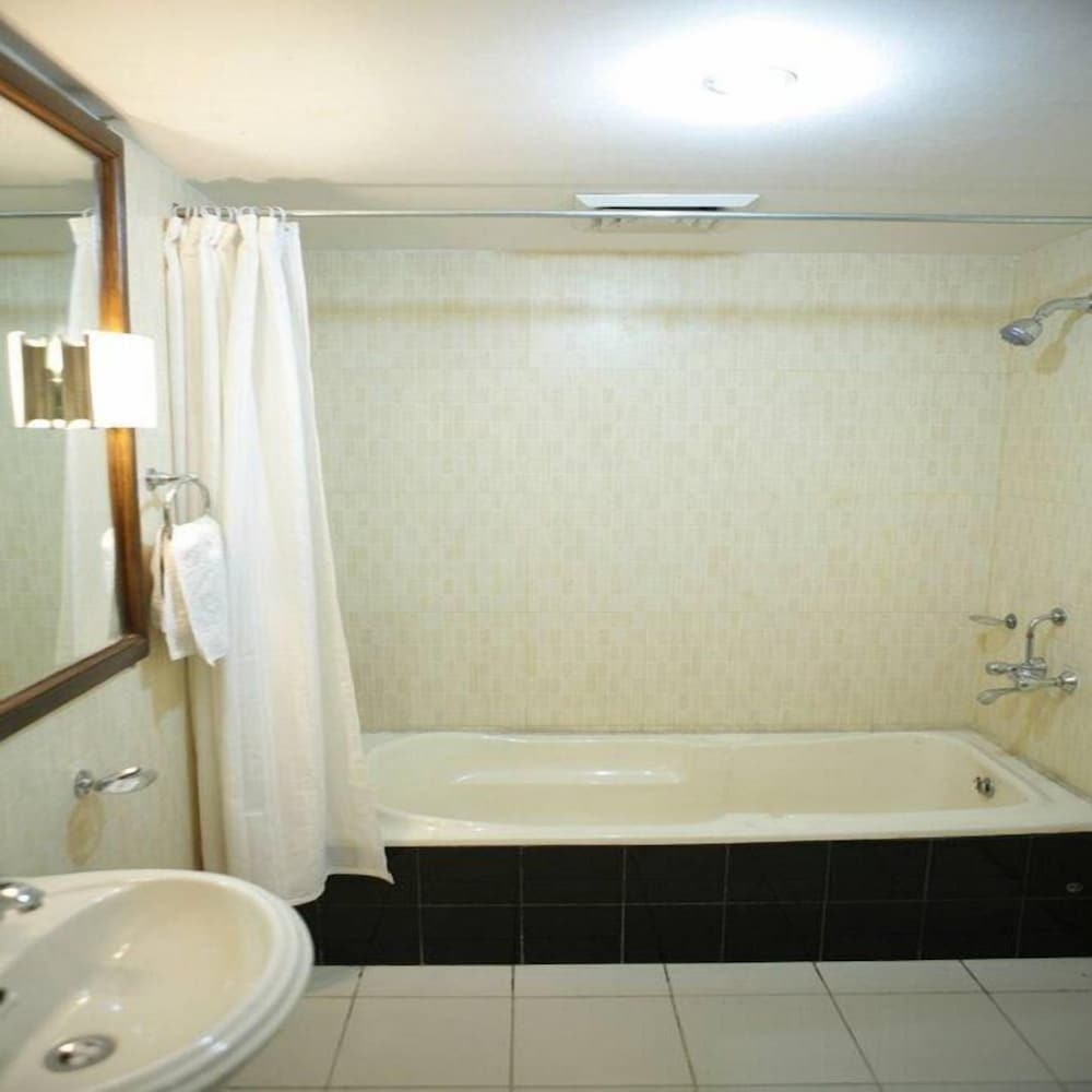 Executive Room - Photo 10