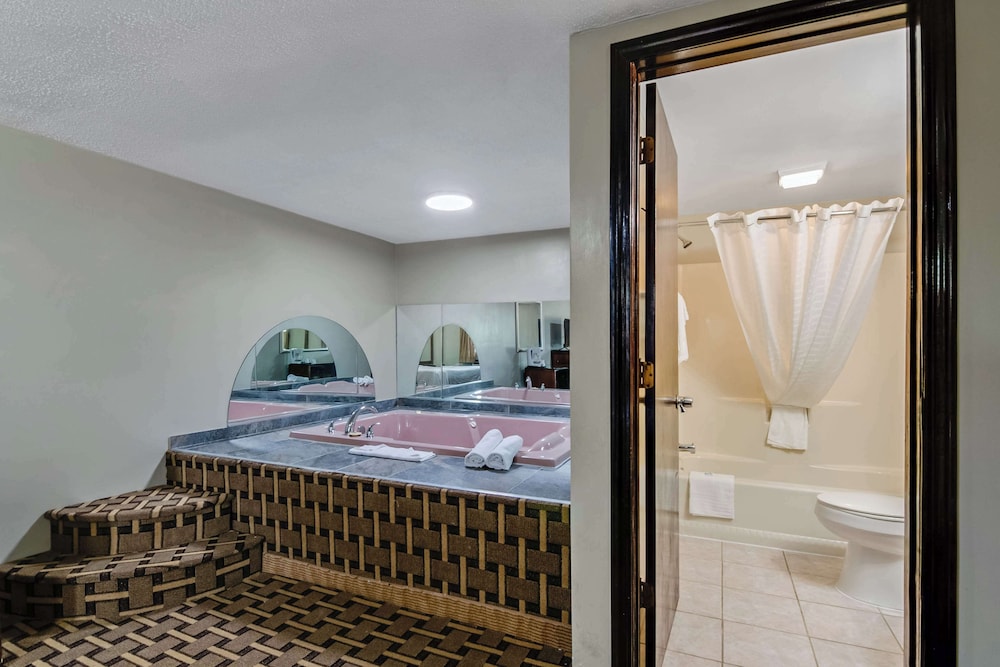 Suite, 1 King Bed, Smoking, Jetted Tub photo 2