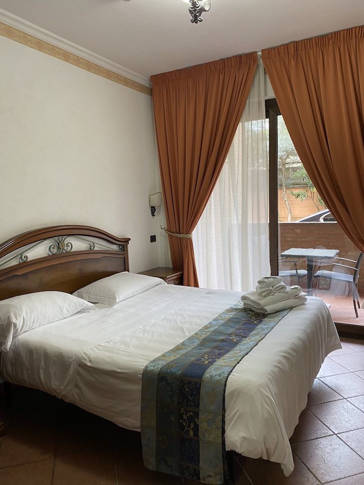 Business Double Room Single Use - Photo 2