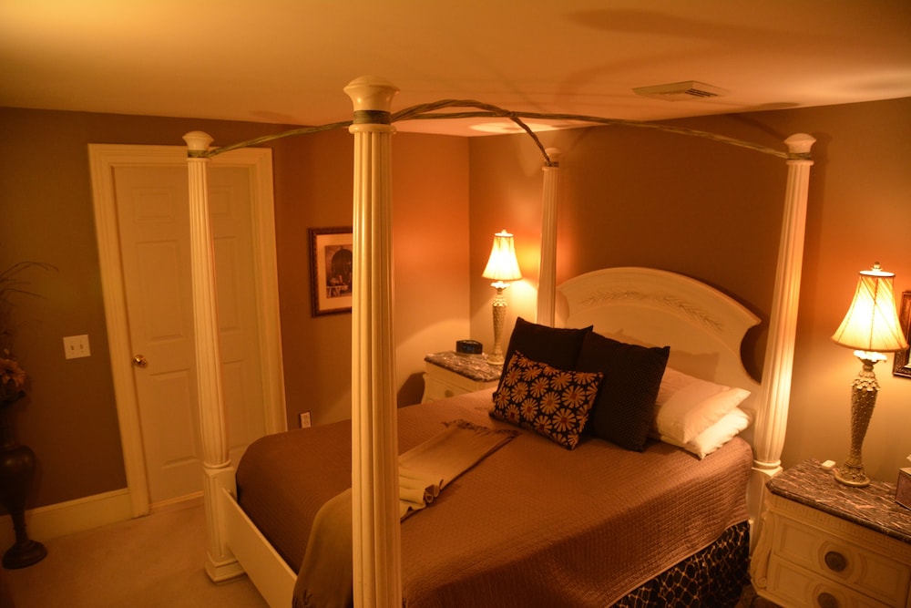 Room, Private Bathroom (Champagne Suite)