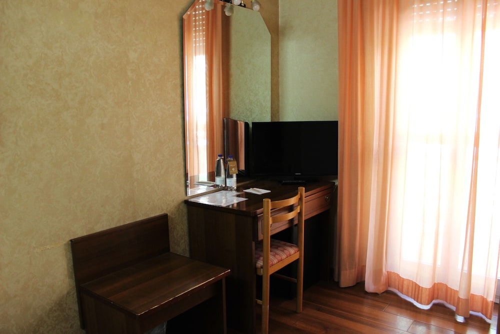 Compact room photo 3