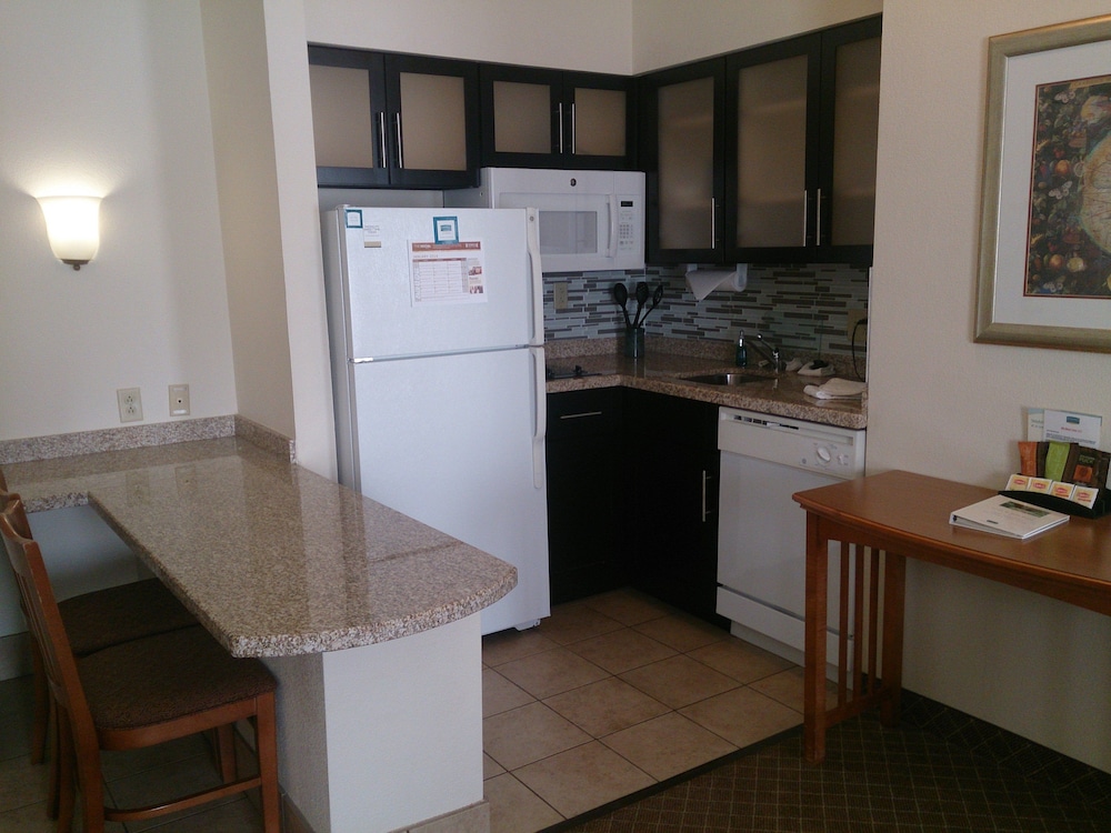 Suite, 2 Bedrooms, Kitchen - Photo 2