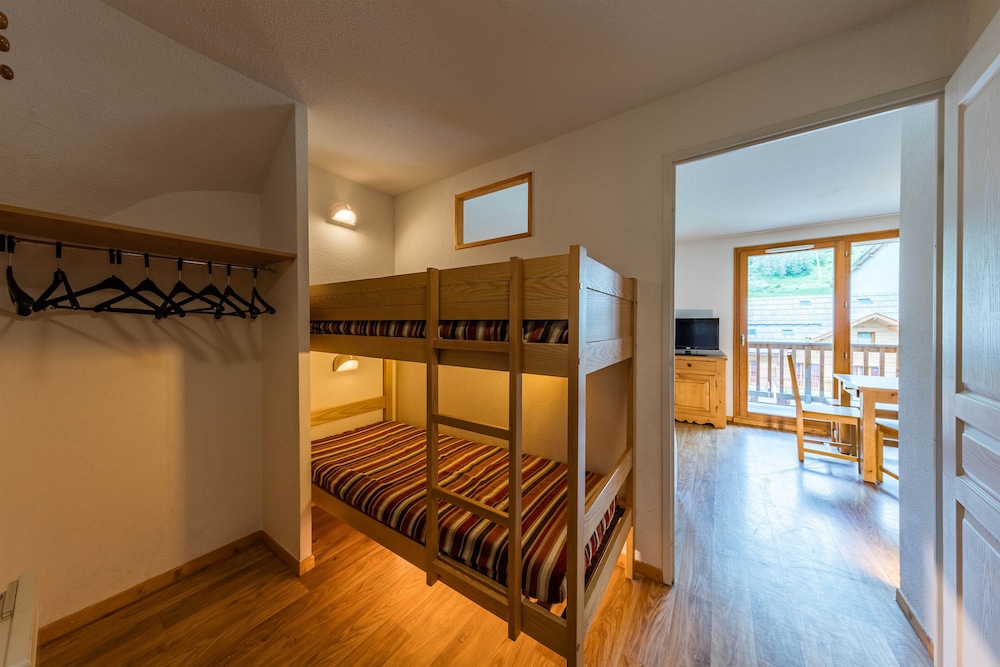 2 Bedrooms with 2 sleeping alcoves for 10