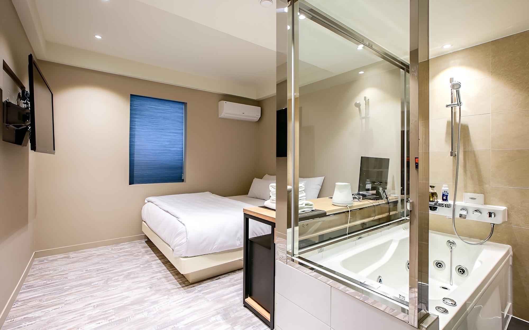 Room (Standard) - Photo 13