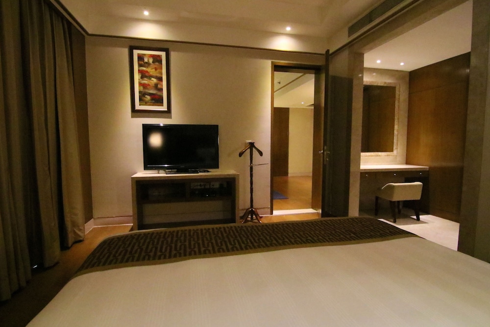 One-Bedroom Suite - Lounge Access/Smoking thumbnail 6