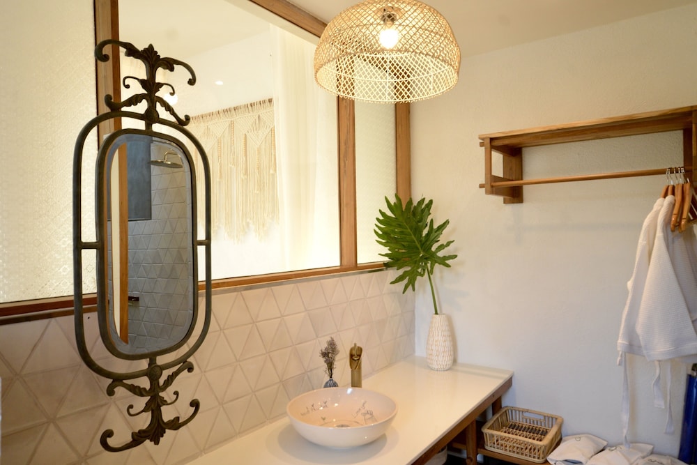 Honeymoon Suite with Bathtub on the Balcony - Photo 7
