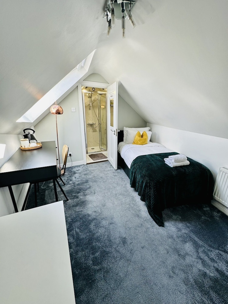 Basic Single Room, Ensuite, City View (Single Attic Room) photo 3