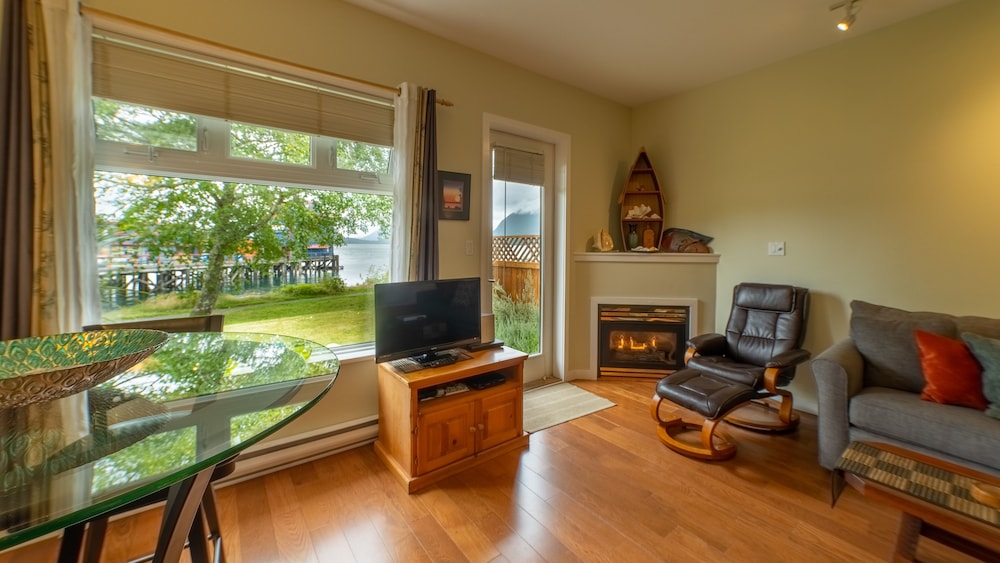 Oceanfront Studio Condo 4 photo 1