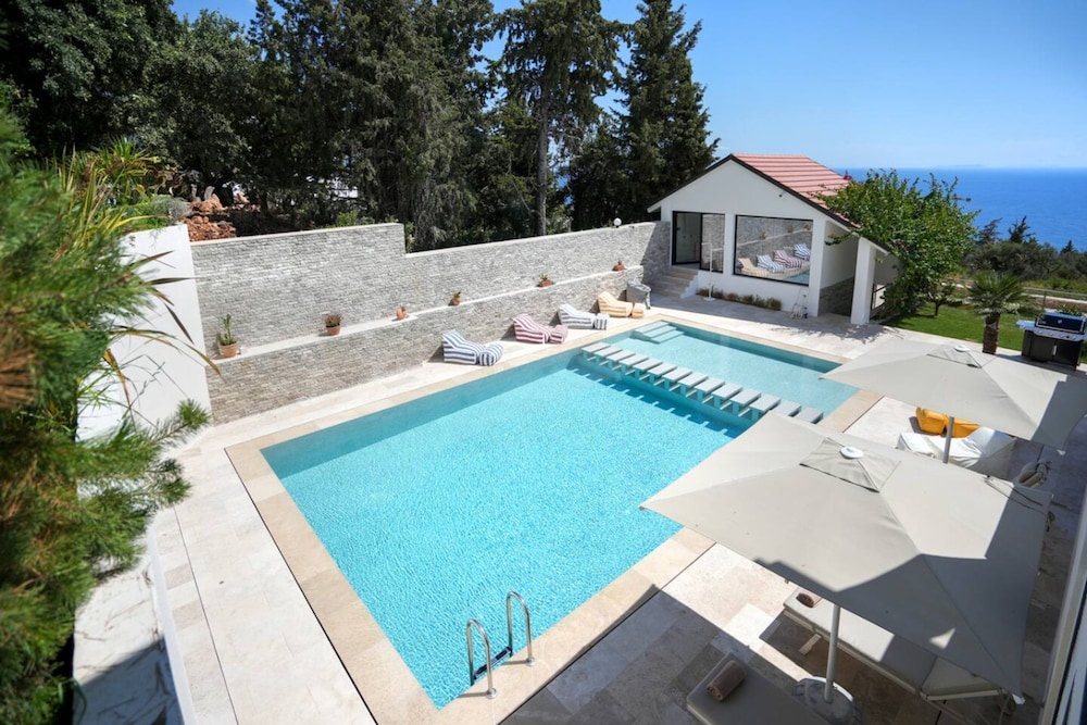 Villa photo 1
