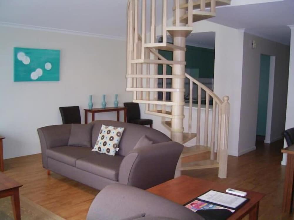 2 bedroom self contained 7 nights photo 1