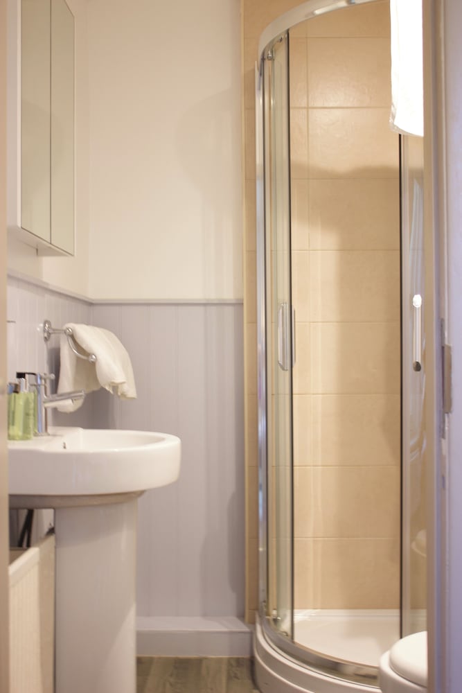 Standard Twin Room - Photo 4