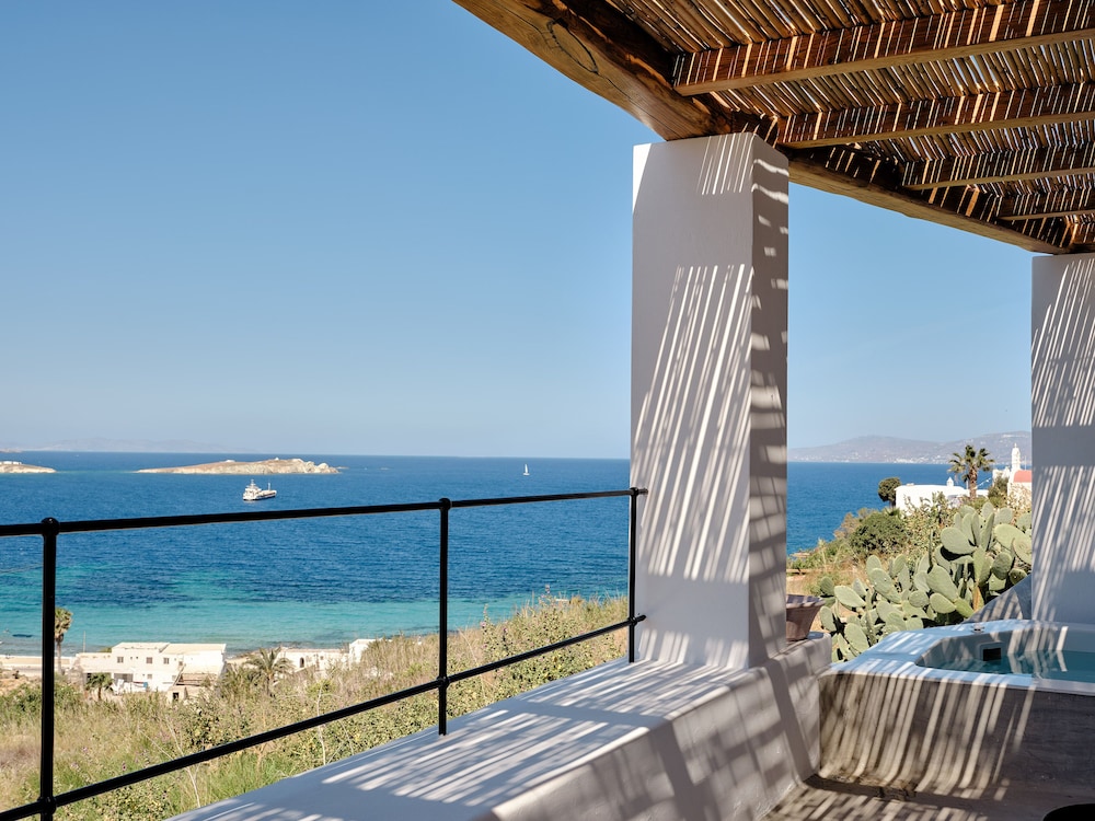 Bohemian Sunset & Sea View Suite with Heated Plunge Pool