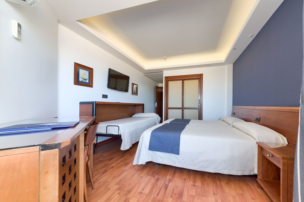Habitación triple con vista al mar (doble + 1 cama plegable - 3A)