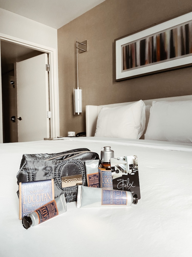 Room, 1 King Bed, Accessible Bathtub - Photo 7