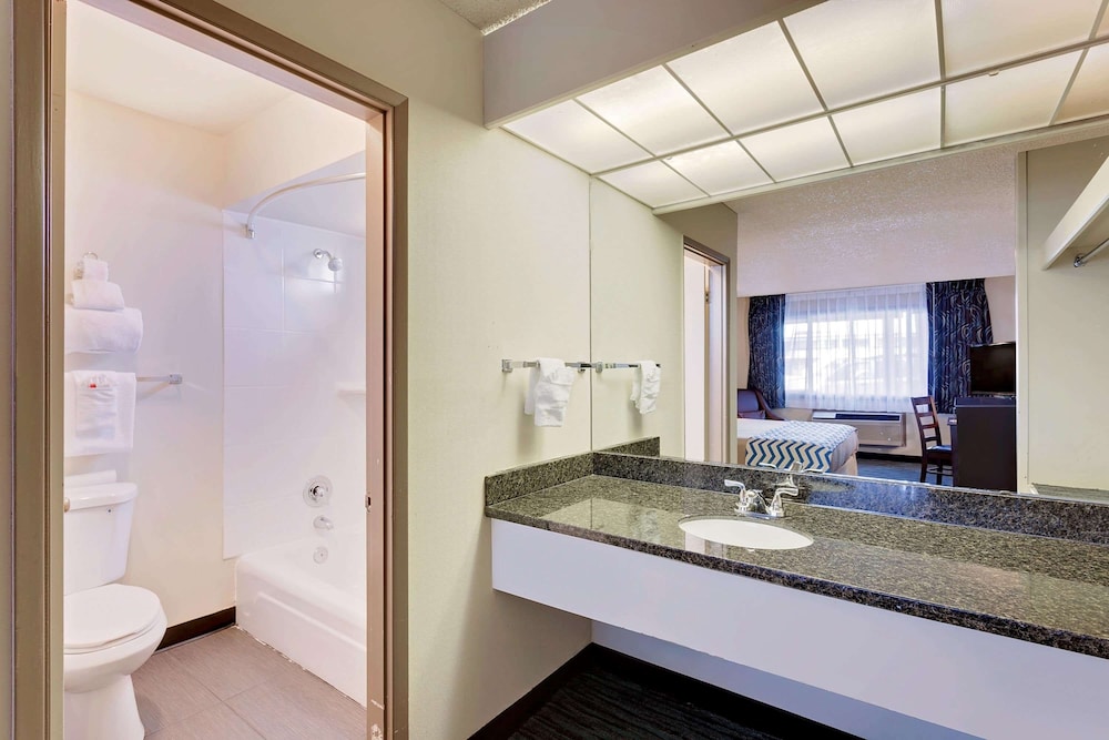 Room, 1 King Bed, Accessible, Non Smoking - Photo 2
