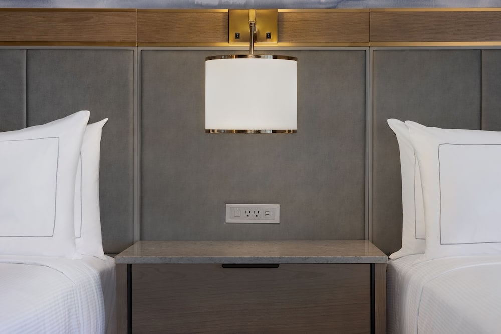 Room, 2 Queen Beds - Photo 9