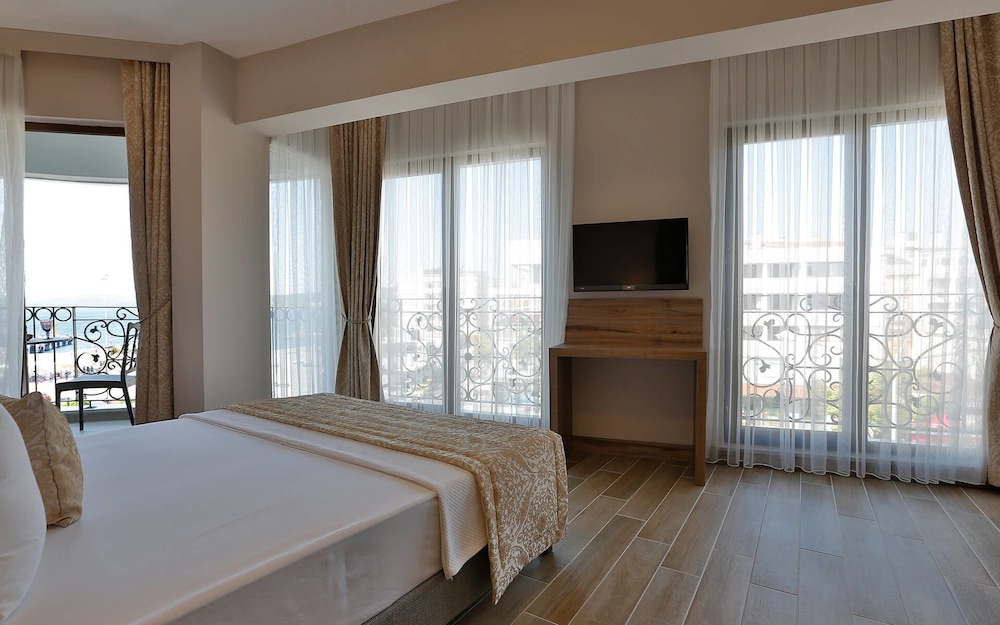 Deluxe Room, Balcony, Sea View photo 3