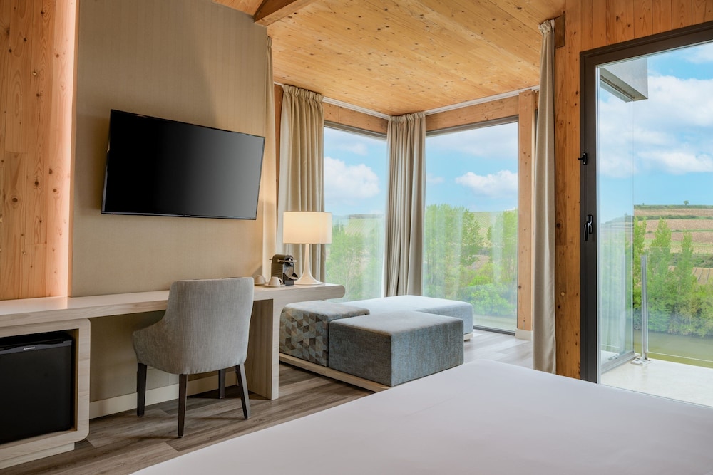 Junior Suite, 1 King Bed, River View