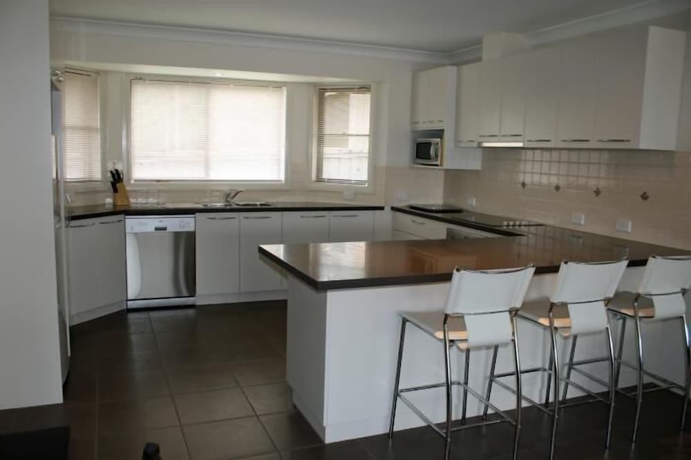 1 Bedroom Apartment 6 Railway St photo 3