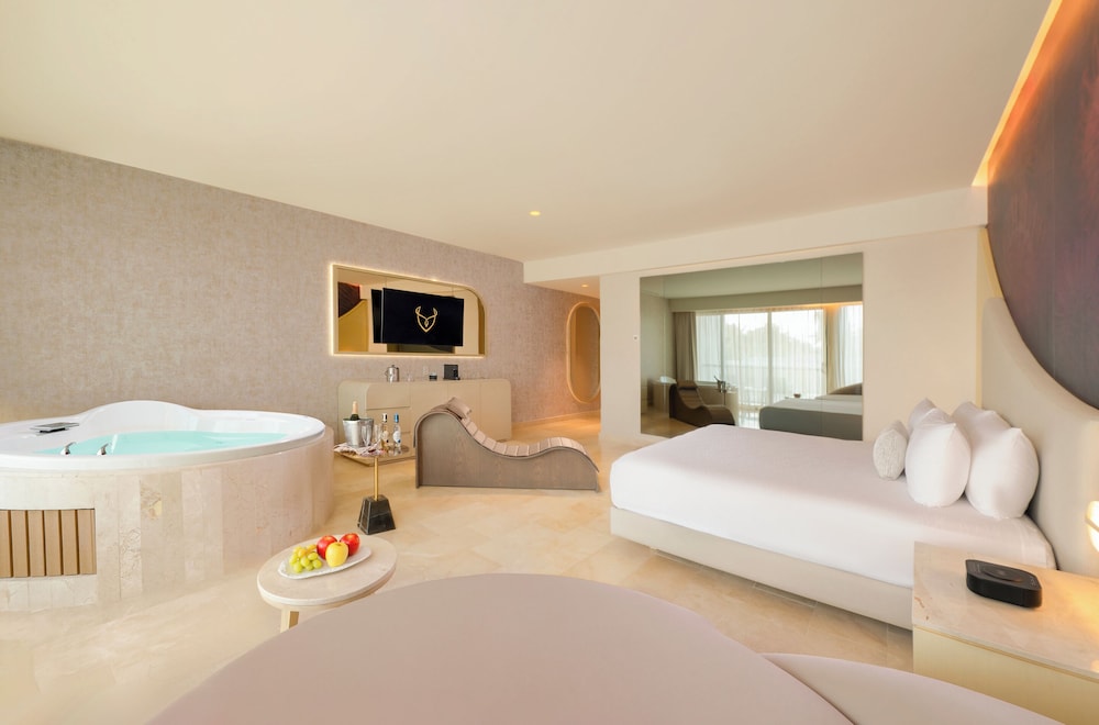 Seductive Pool View Jacuzzi Suite - The Eden Section photo 3