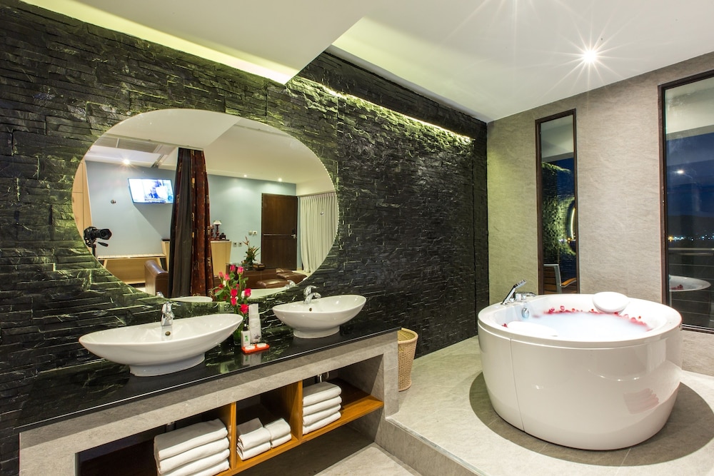 Oceanfront Standard Jacuzzi Suite - Photo 5