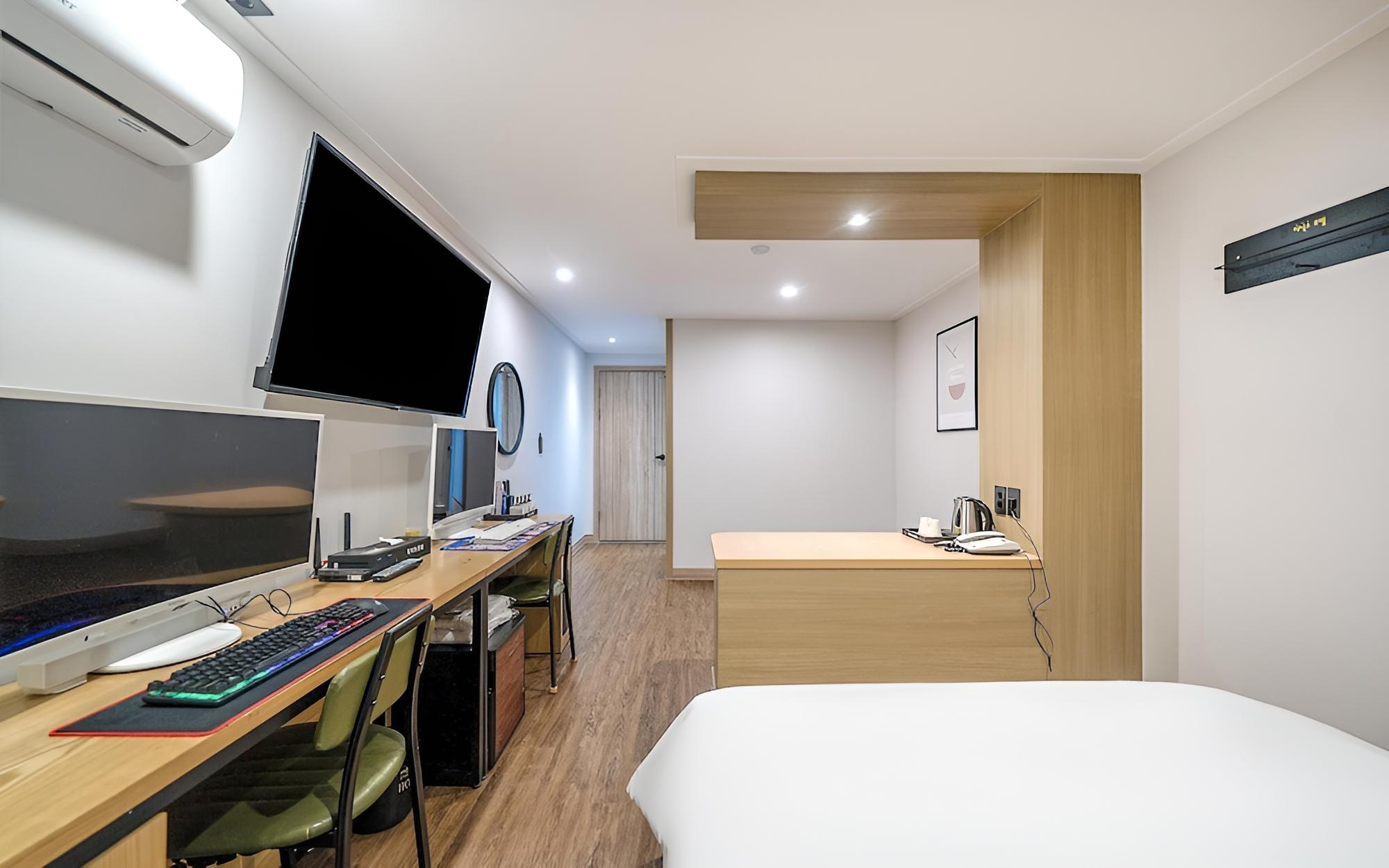 Room (Standard - Gaming 2PC (OTT TV)) photo 3