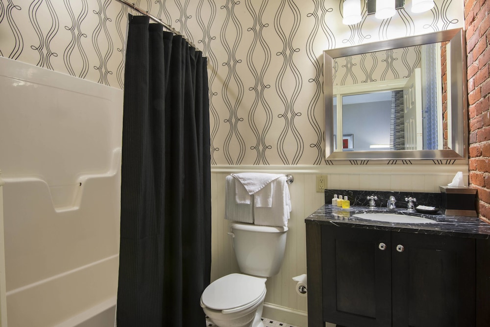 Room, 1 King Bed (Mobility Accessible, Tub) - Photo 5