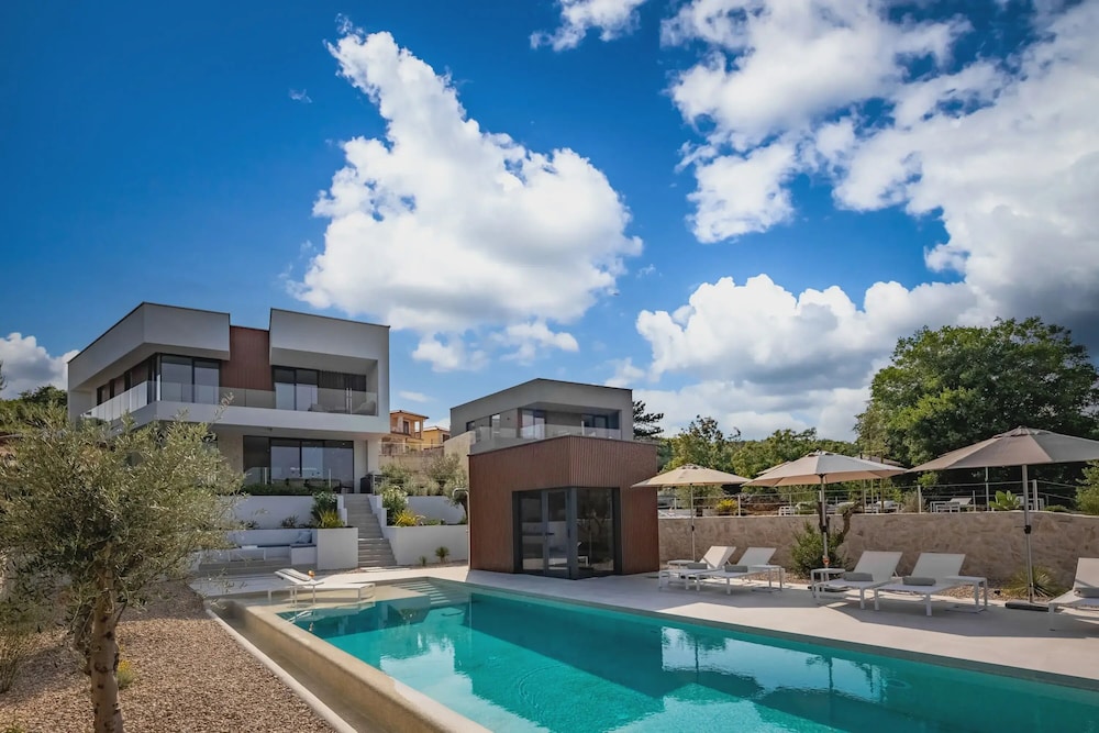 Villa photo 1