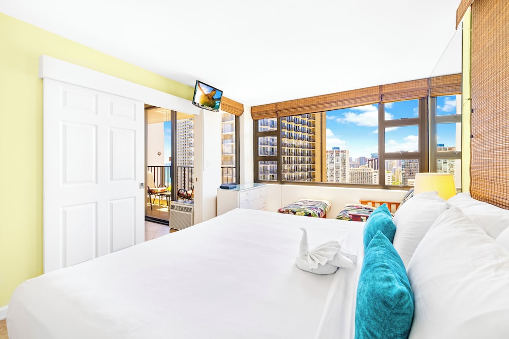 Premium Remodeled Condo with Ocean View and Parking: Premium Condo, 1 King Bed with Sofa bed, Balcony, Partial Ocean View (0136) photo
