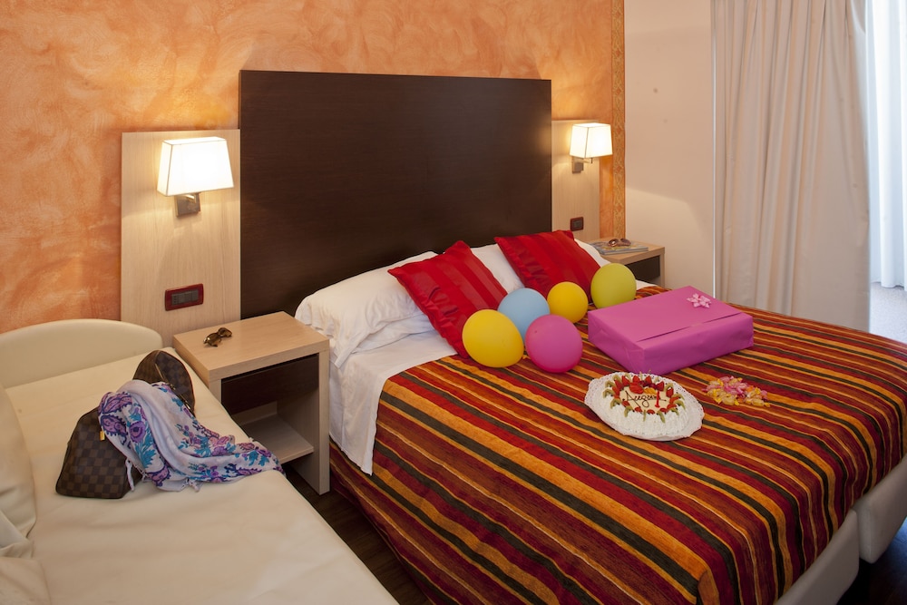Economy Triple Room photo 2