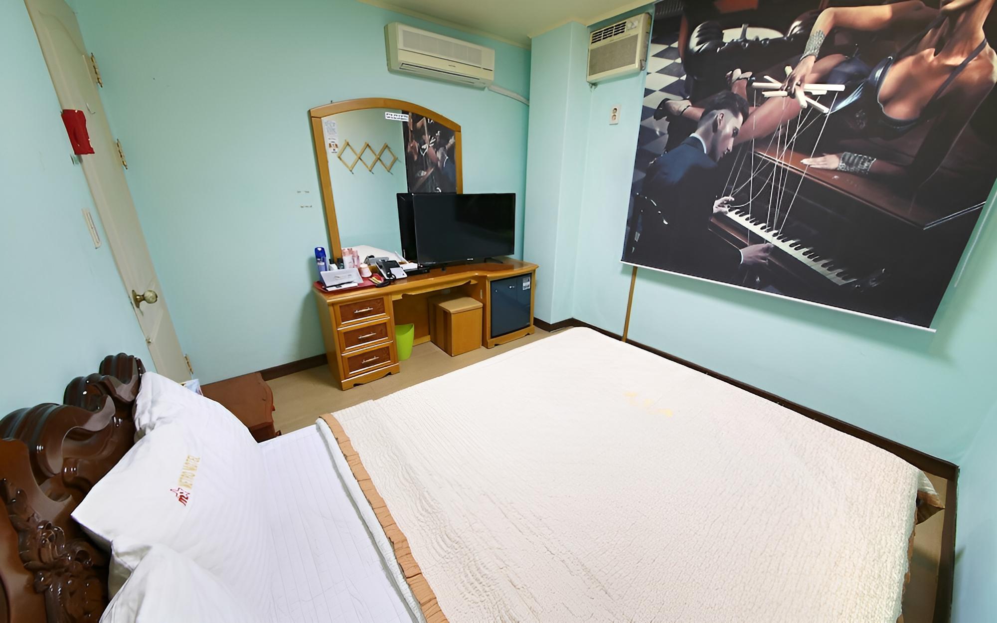 Room (Standard Room) - Photo 16