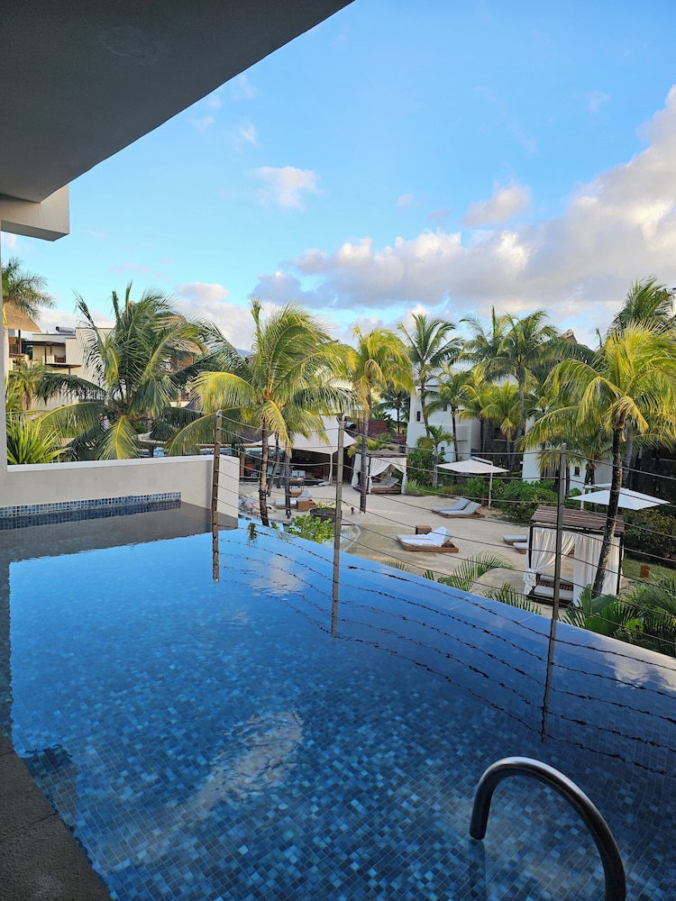 Luxury Pool Suite photo 3