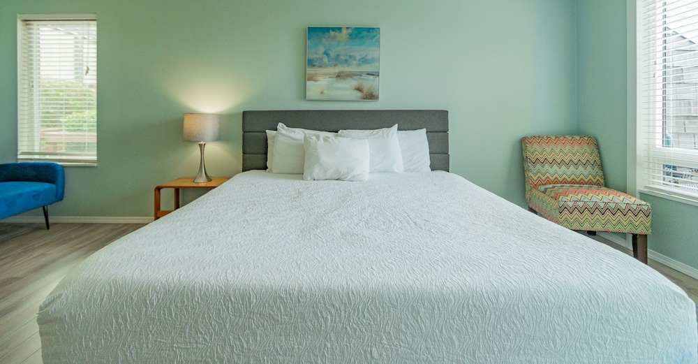 Standard Room, 1 King Bed, Bay View photo 2