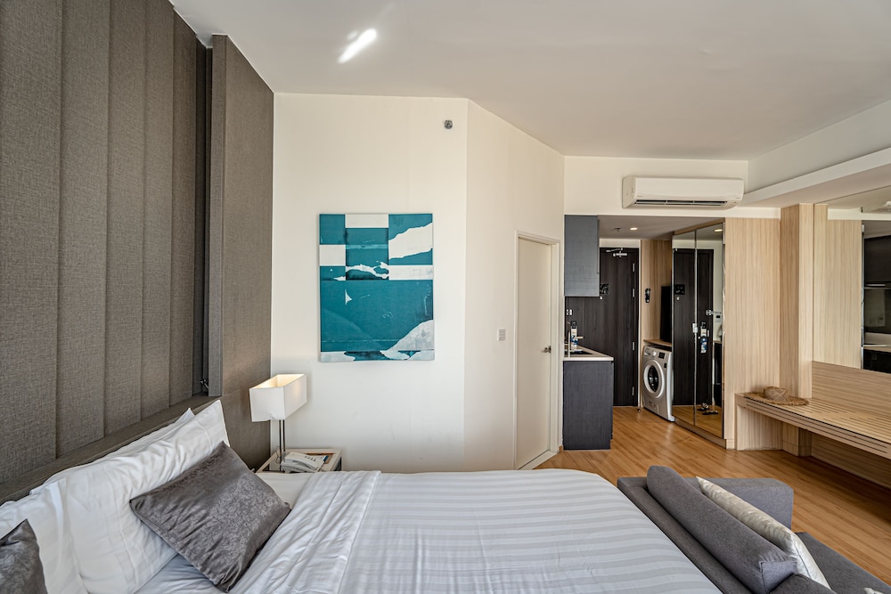 Deluxe Room, Pool View - Photo 14