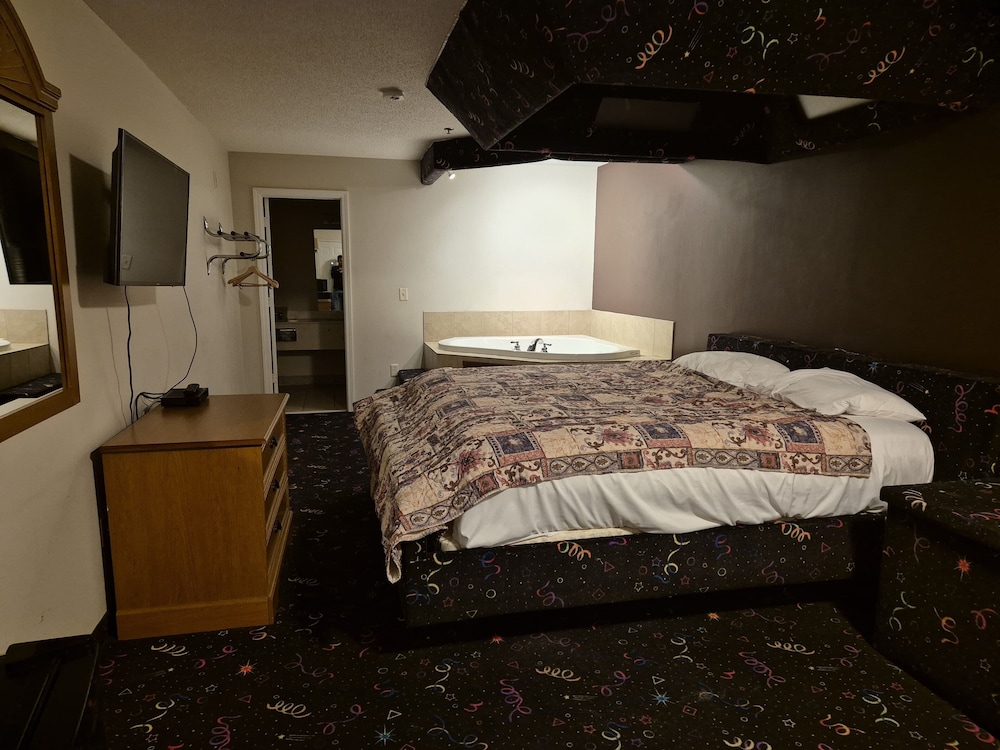 Room, 1 King Bed, Non Smoking (Jetted Tub) - Photo 1
