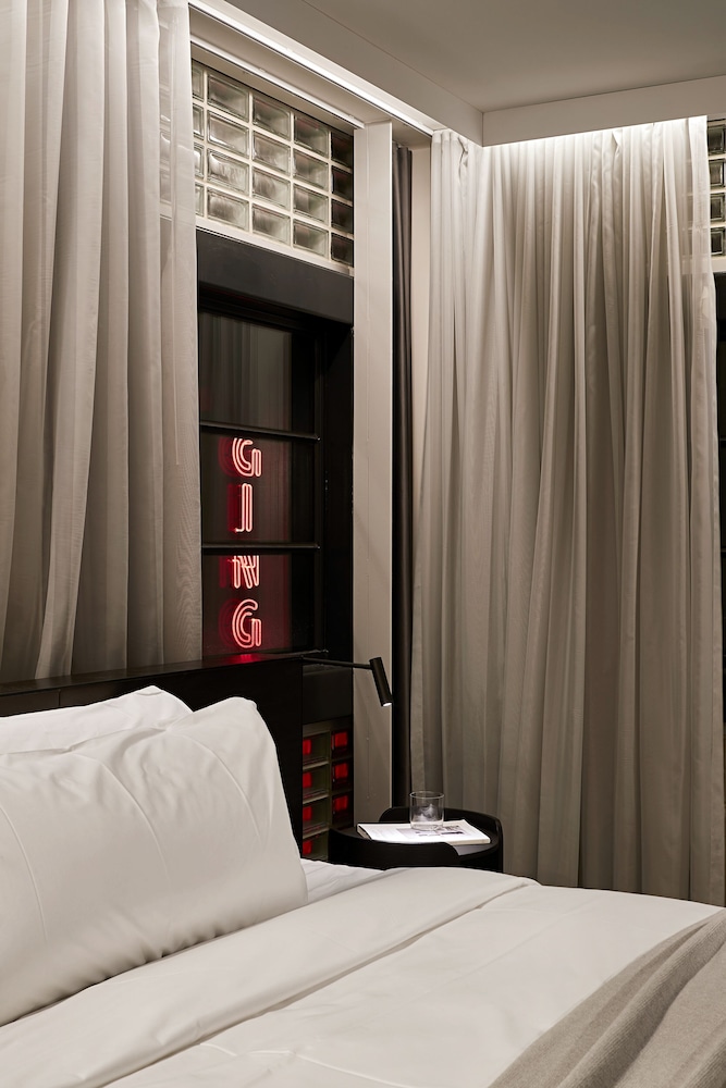 Lancemore Design King Room - includes hosted hour with free drinks and WiFi - Photo 9