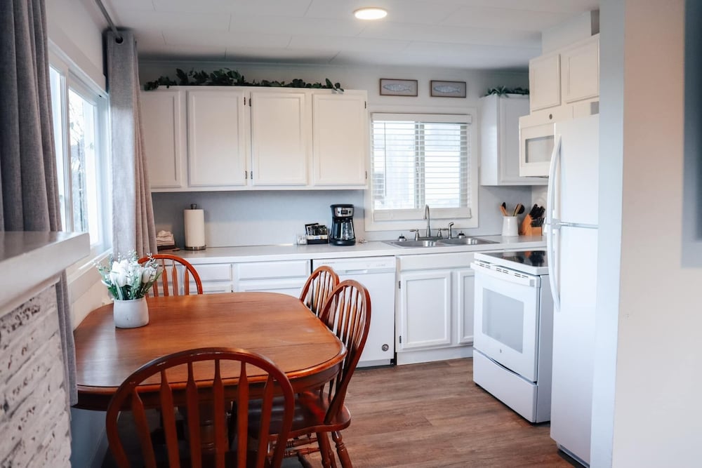 Family Cabin, 2 Bedrooms (Pet and Child Friendly) photo 3
