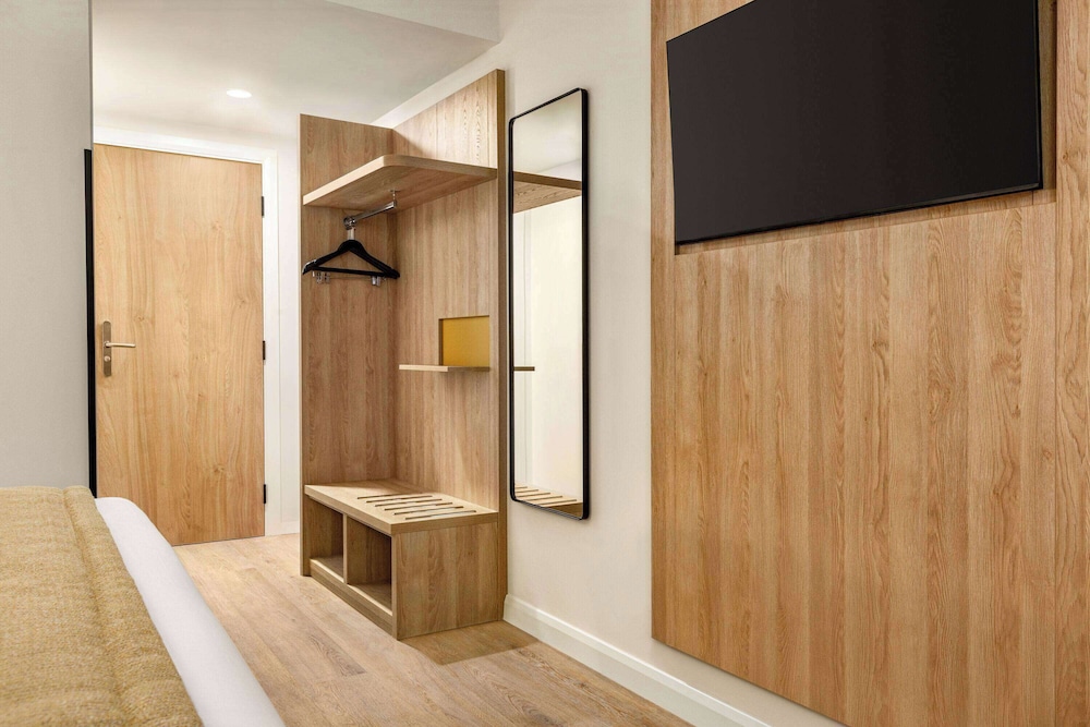 Family Room (1 King Bed and 2 Twin Beds) - Photo 5