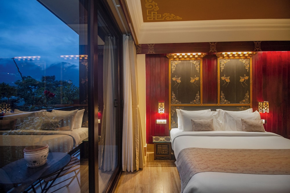 Vajra Suite with Bathtub photo 2