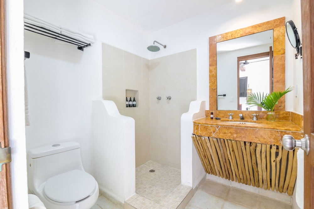 Deluxe King Room with Balcony and City Views - Photo 14