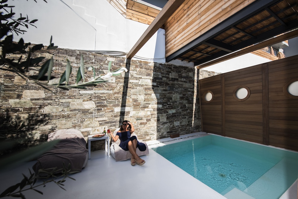 Luxury Suite (Outdoor Pool) photo 3